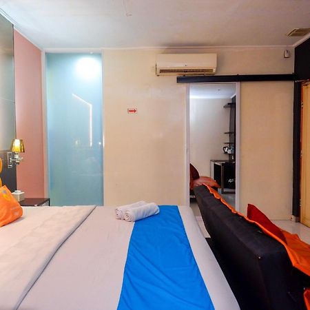 Sans Hotel International Surabaya Gubeng Екстериор снимка