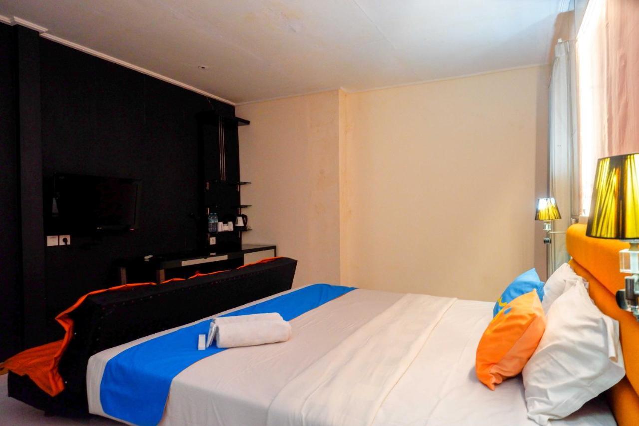 Sans Hotel International Surabaya Gubeng Екстериор снимка