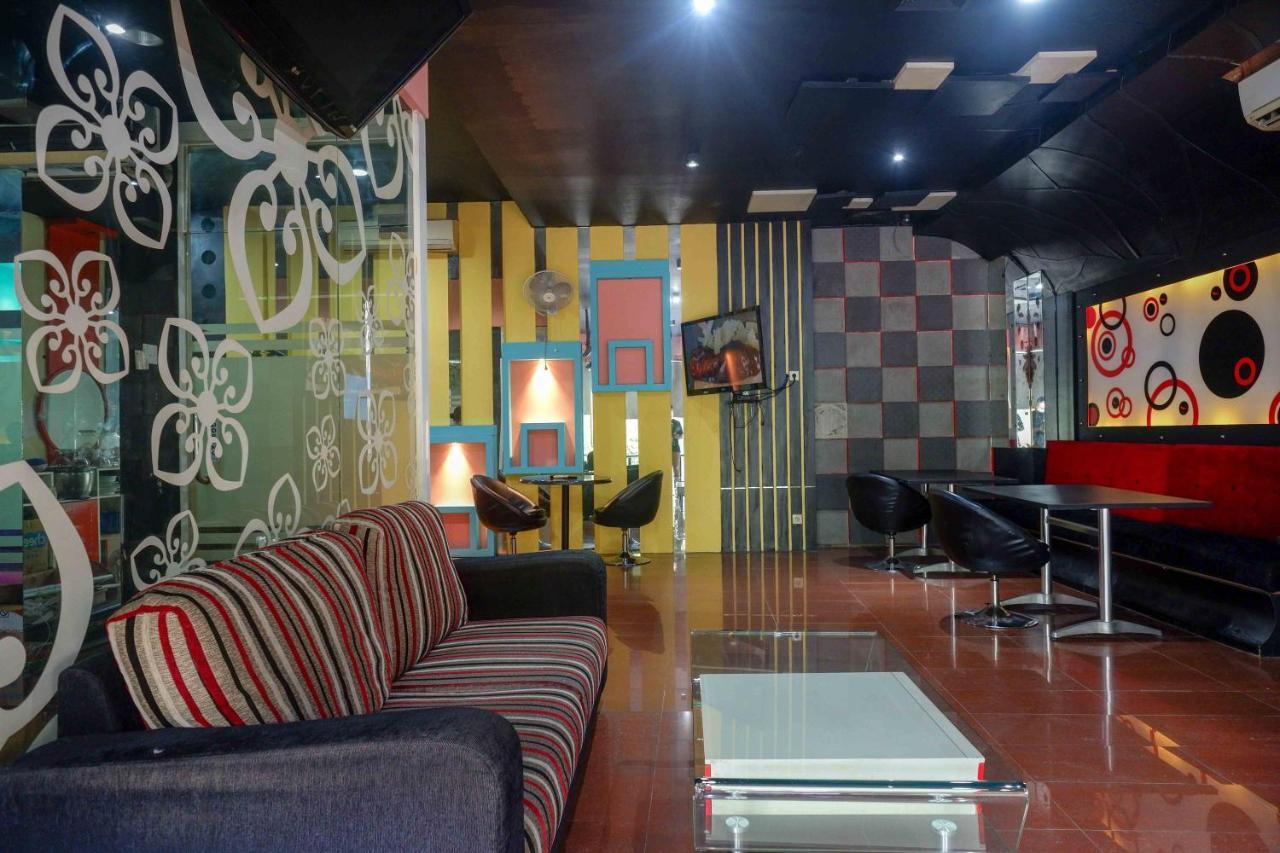 Sans Hotel International Surabaya Gubeng Екстериор снимка