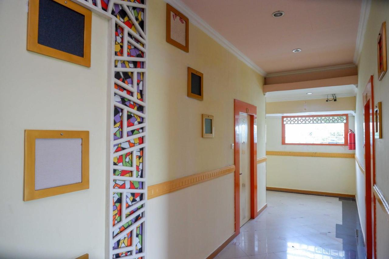 Sans Hotel International Surabaya Gubeng Екстериор снимка